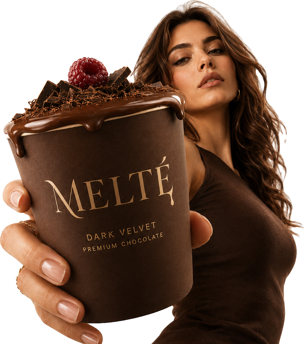 הקמפיין של MELTÉ° — מודל מחזיקה כוס Dark Velvet